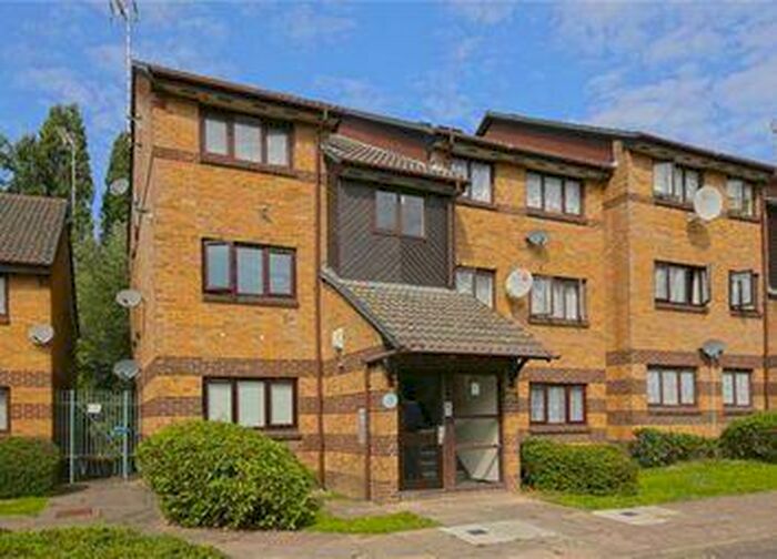 Flat To Rent In Harp Island Close, Neasden, NW10
