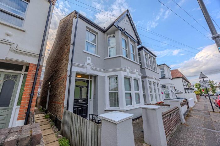 2 Bedroom Flat For Sale In Leighton Avenue, Leigh-On-Sea, SS9