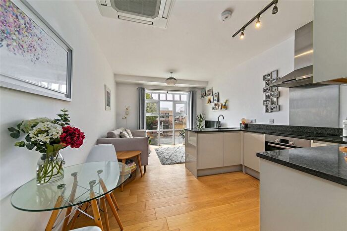 1 Bedroom Flat For Sale In Globe House, Chertsey Road, St Margarets, TW1