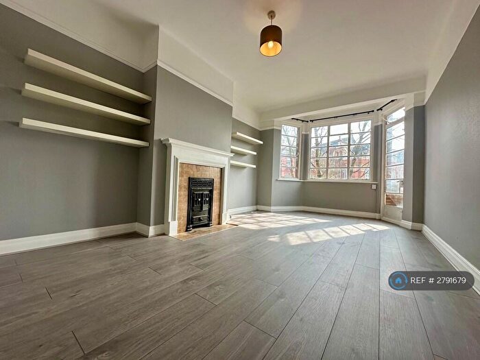 3 Bedroom Flat To Rent In Selwyn Court, London, SE3