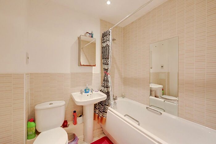 2 Bedroom Flat For Sale In Desvignes Drive, Hither Green, London, SE13