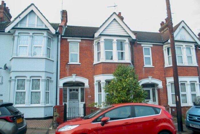 3 Bedroom Semi-Detached House To Rent In Glenwood Avenue, Westcliff-On-Sea, SS0