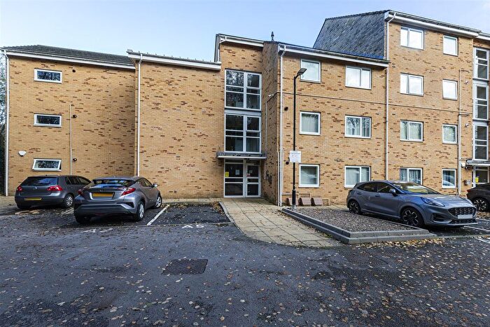 2 Bedroom Flat For Sale In Halifax Road, Huddersfield, HD3