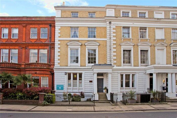 2 Bedroom Flat To Rent In Southgate Street, Winchester, Hampshire, SO23