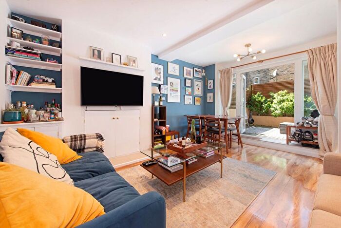 1 Bedroom Flat To Rent In Oaklands Grove, Shepherds Bush, W12