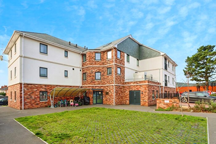 2 Bedroom Flat For Sale In Alice Gardens, Parkstone, Poole, Dorset, BH12