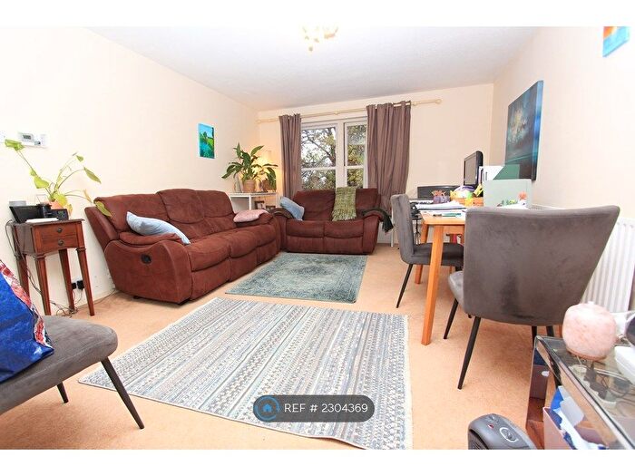2 Bedroom Maisonette To Rent In Oakleigh Park North, London, N20
