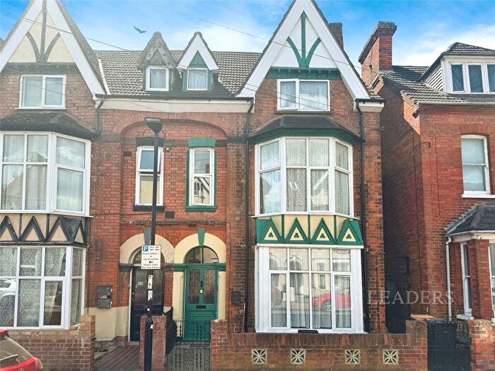 6 Bedroom Semi-Detached House For Sale In Grafton Road, Bedford, Bedfordshire, MK40