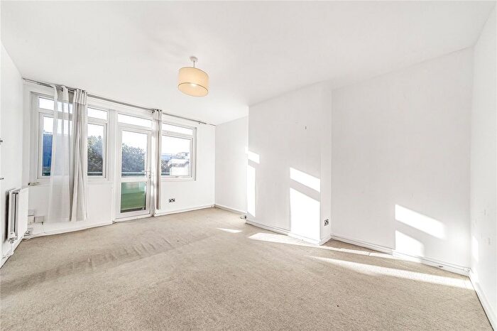 2 Bedroom Flat For Sale In Upper Tooting Park, London, SW17