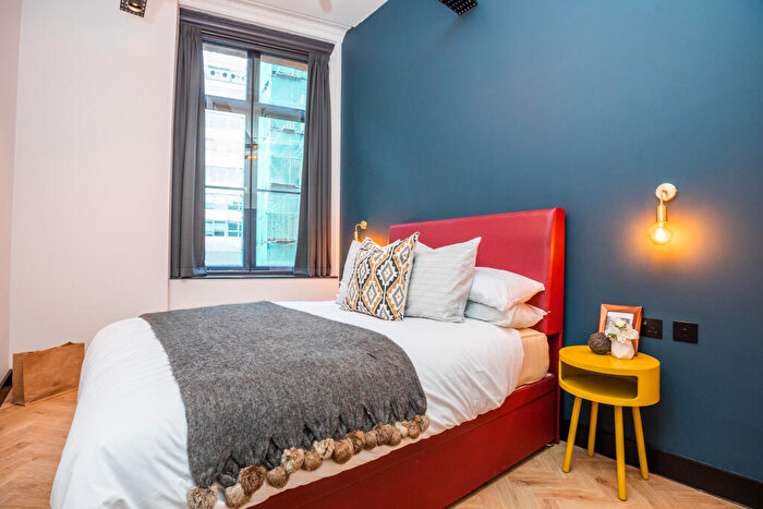 2 Bedroom Apartment To Rent In Apt, Waterloo Street #, M1