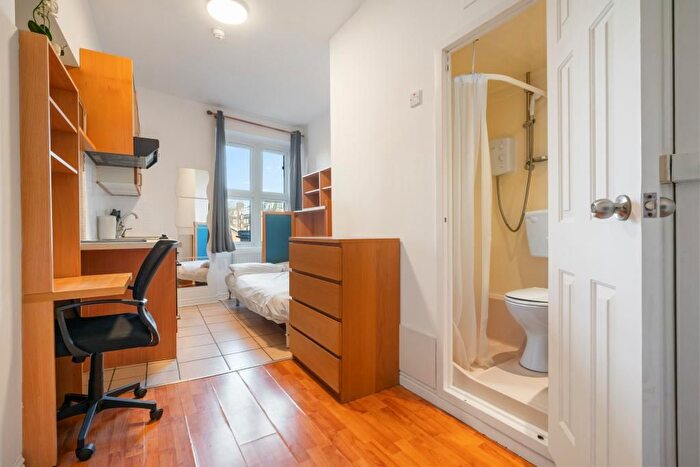 Studio To Rent In West Cromwell Road, Earls Court, London, SW5