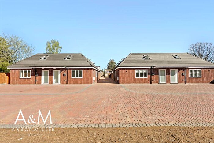 4 Bedroom Chalet For Sale In Annas Gardens, Romford, RM2