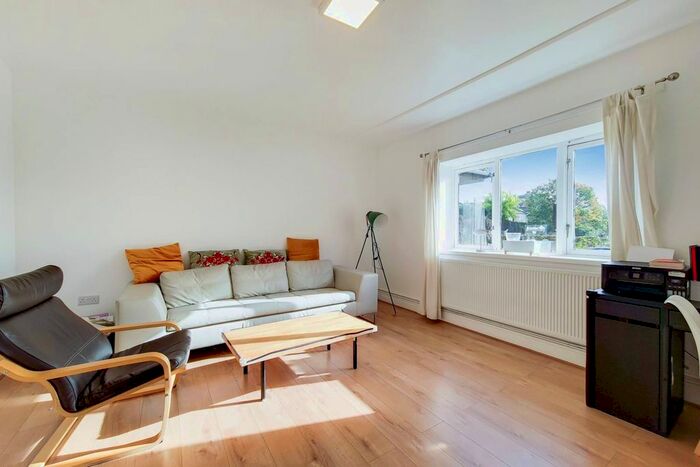 4 Bedroom Maisonette For Sale In Ecclesbourne Road, Islington, London, N1