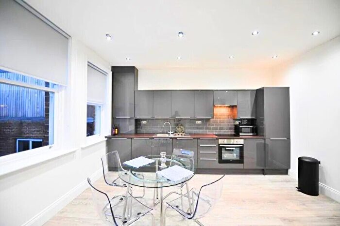 3 Bedroom Flat To Rent In Blenheim Terrace, Leeds, LS2