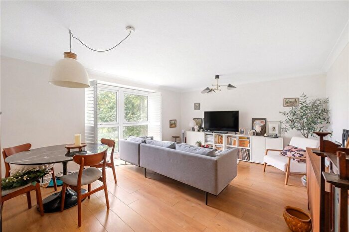 2 Bedroom Flat For Sale In Beulah Hill, London, SE19