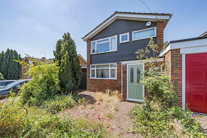 3 Bedroom Detached House For Sale In St. Peters Close, Slough, SL1