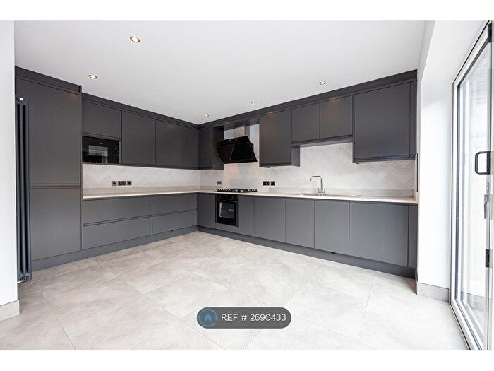 5 Bedroom Semi-Detached House To Rent In Beresford Crescent, Newcastle-Under-Lyme, ST5