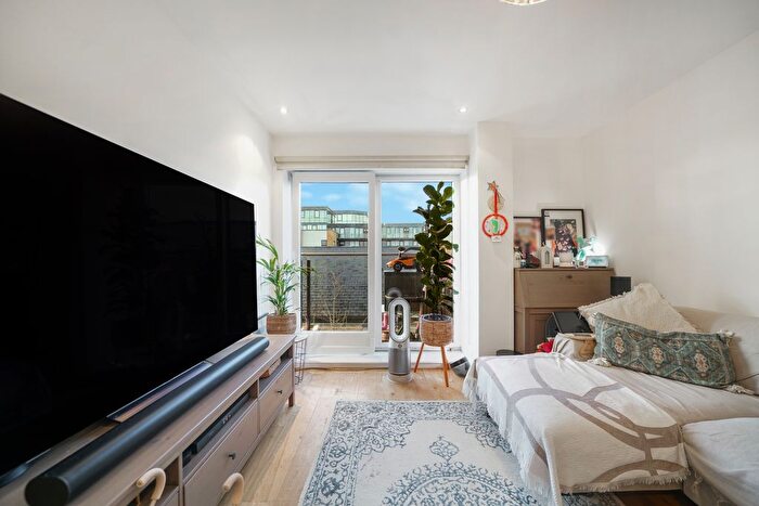 2 Bedroom Flat To Rent In Forge Square, London, E14