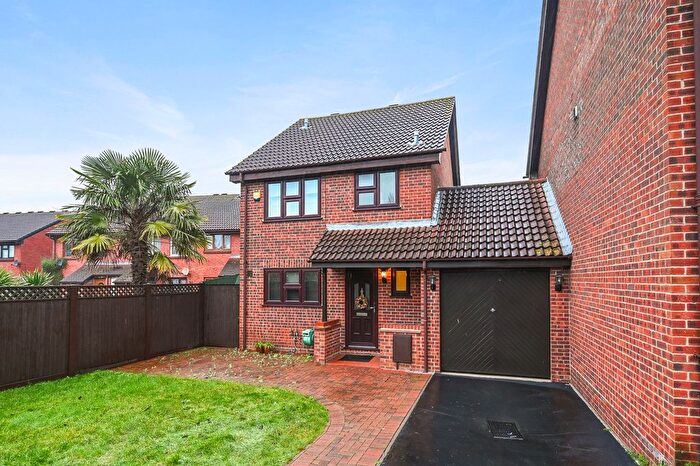 3 Bedroom Link Detached House For Sale In Chirk Close, Hayes, UB4