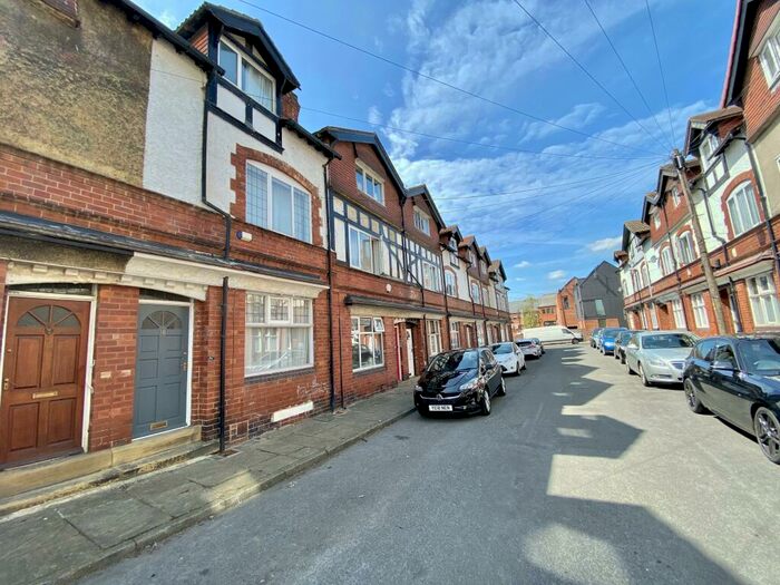 4 Bedroom House To Rent In Hawthorn View, Leeds, LS7