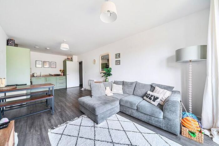 2 Bedroom Flat For Sale In Beeston Court, Farnham, Surrey, GU9