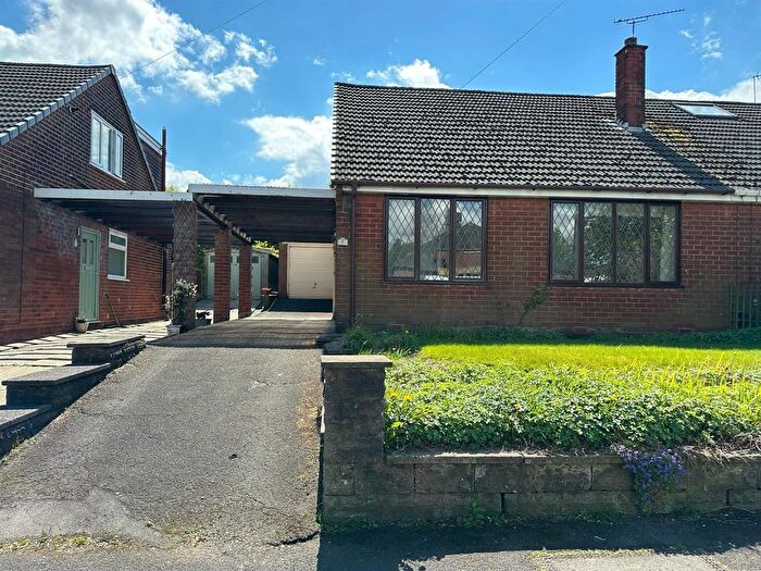 4 Bedroom Semi-Detached Bungalow To Rent In Oozewood Road, Royton, Oldham, OL2