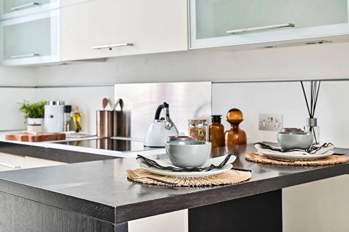 2 Bedroom Flat For Sale In Redcliffe Square, Chelsea, London, SW10