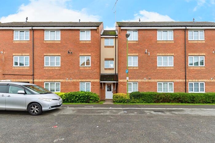 2 Bedroom Flat For Sale In Gorseway, Hatfield, AL10
