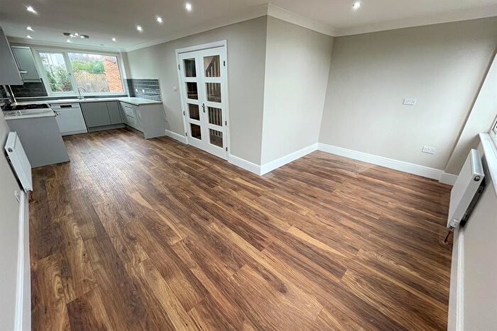 4 Bedroom House To Rent In West Park Road, Roundhay, Leeds, LS8