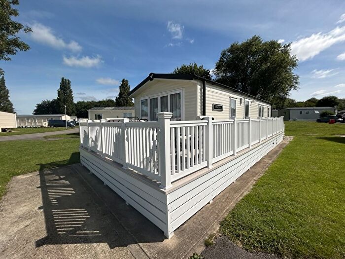 3 Bedroom Park Home For Sale In Broadway Lane, South Cerney, Cirencester, GL7