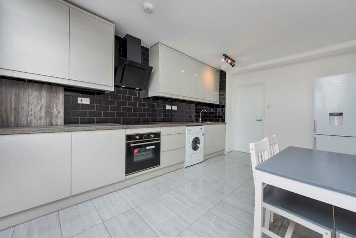 3 Bedroom Flat To Rent In Rotherhithe New Road, London, SE16