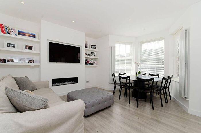 3 Bedroom Flat To Rent In Hendon Way, Child's Hill, London, NW2