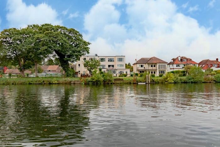 2 Bedroom Flat To Rent In Riverside Drive, Staines Upon Thames, TW18