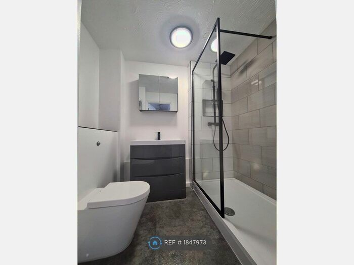 1 Bedroom Flat To Rent In London Road, Hounslow, TW3