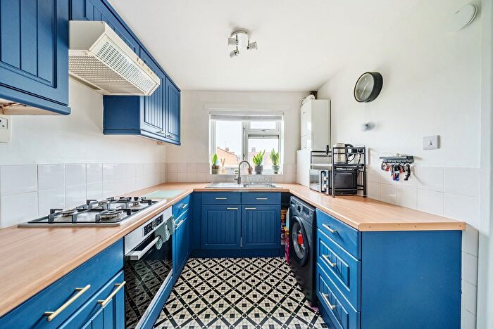 2 Bedroom Flat For Sale In Ferney Road, Byfleet, KT14