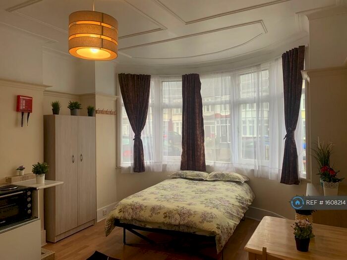 Studio To Rent In Berkshire Gardens, London, N13