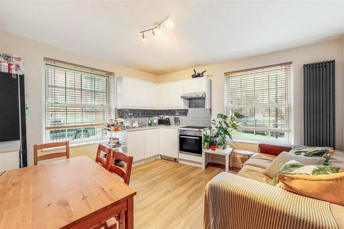 4 Bedroom Flat To Rent In Tilson Gardens, London, SW2
