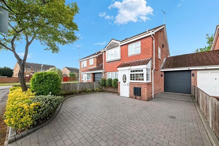 3 Bedroom Detached House For Sale In Paddington Close, Hayes, UB4