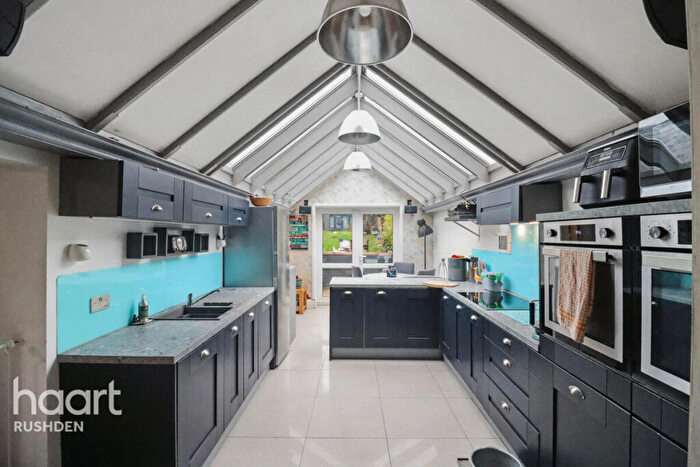 3 Bedroom Semi Detached House For Sale In Bedford Road, Rushden, NN10