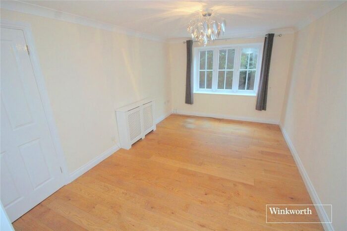 2 Bedroom Flat To Rent In Holt Close, Elstree, Hertfordshire, WD6