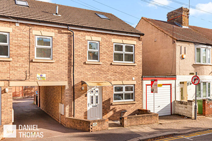 3 Bedroom Link Detached House For Sale In Queens Road, Waltham Cross, EN8