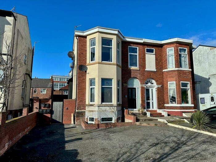2 Bedroom Flat To Rent In Derby Road, Southport, Merseyside., PR9
