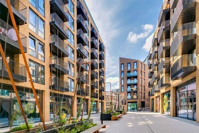 3 Bedroom Flat To Rent In Drapers Yard, London, SW18