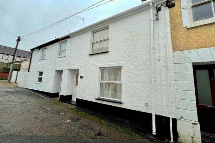 3 Bedroom Property To Rent In Market Street, Hayle, TR27