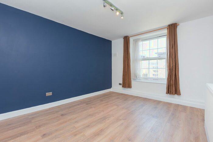 3 Bedroom Flat To Rent In Gosling Way, London, SW9
