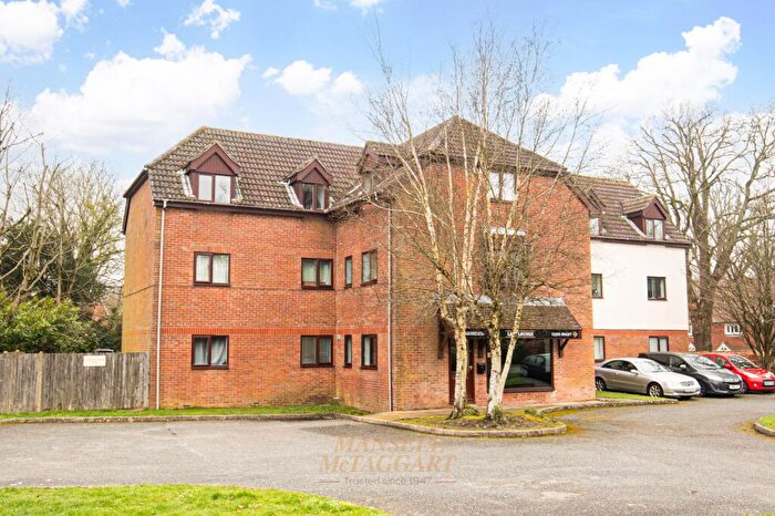 1 Bedroom Flat For Sale In Black Swan Close, Pease Pottage, RH11