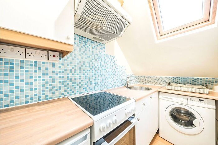 1 Bedroom Flat For Sale In Balham High Road, London, SW17