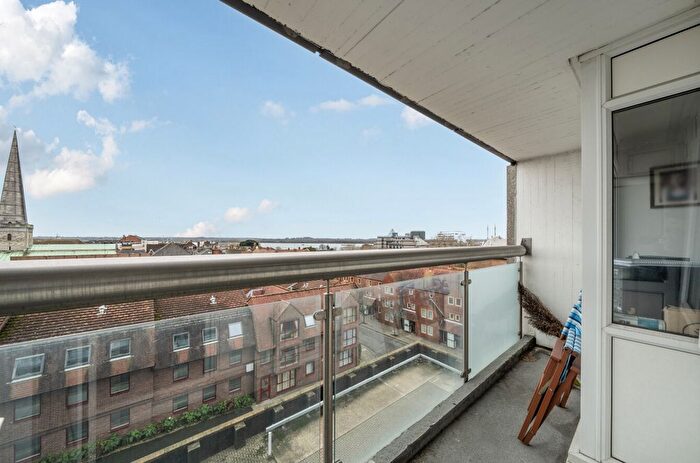 2 Bedroom Flat For Sale In Castle Way, Southampton, Hampshire, SO14