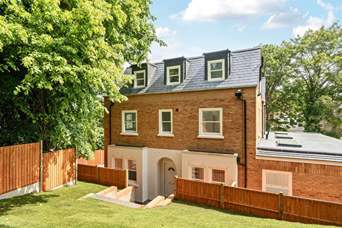 3 Bedroom End Of Terrace House For Sale In Mount Nod Close, Plumstead, London, SE18