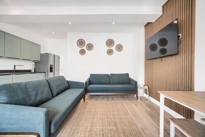 6 Bedroom House To Rent In Albany Road, Roath, CF24